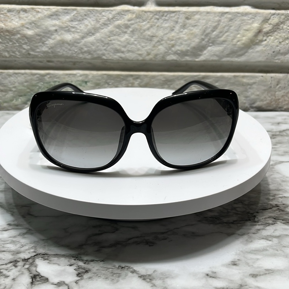 SOLD! SALVATORE FERRAGOMO BLACK SUNGLASSES NWT